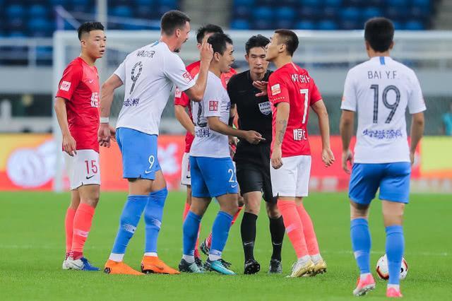 卡迪夫城门将扑出关键球,守住三分 卡迪夫城门将扑出关键球,守住三分