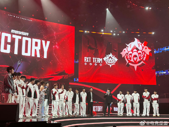 雷速官网-激战正酣！预选赛助威团为球队助威