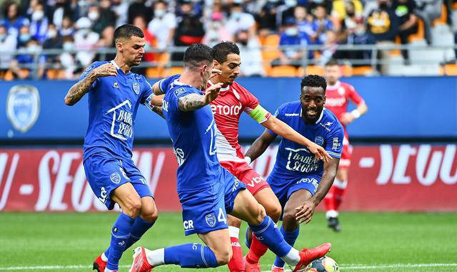 里昂踢瓦让欧塞尔,争夺三分 里昂踢瓦让欧塞尔,争夺三分