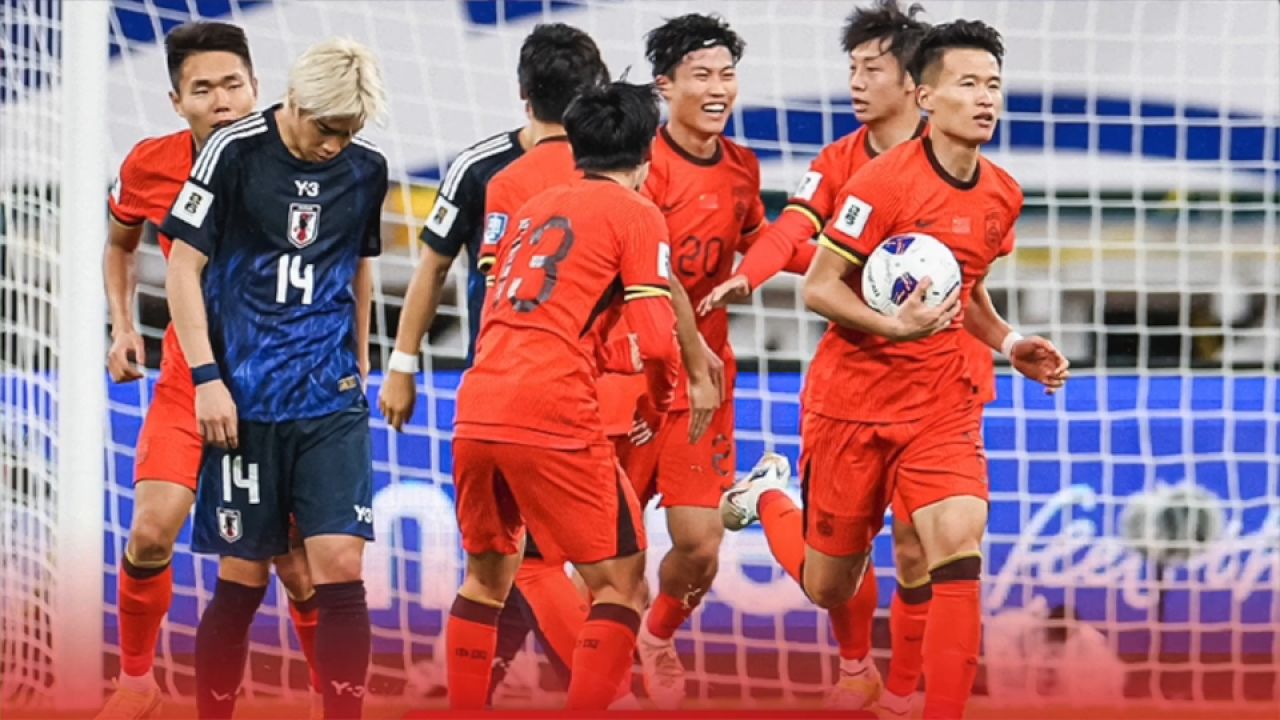 一场胜负难分的比赛引发球迷狂欢 一场胜负难分的比赛引发球迷狂欢