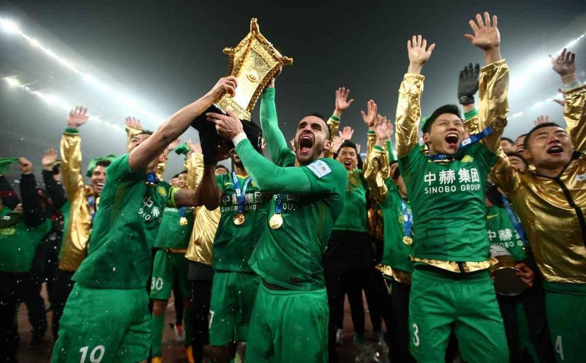 近期球队表现出色,联赛争夺愈加激烈! 近期球队表现出色,联赛争夺愈加激烈!