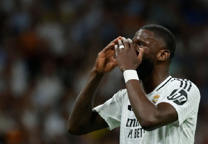 皇家马德里客场大胜比利亚雷亚尔,西甲榜首宝座不容动摇 皇家马德里客场大胜比利亚雷亚尔,西甲榜首宝座不容动摇