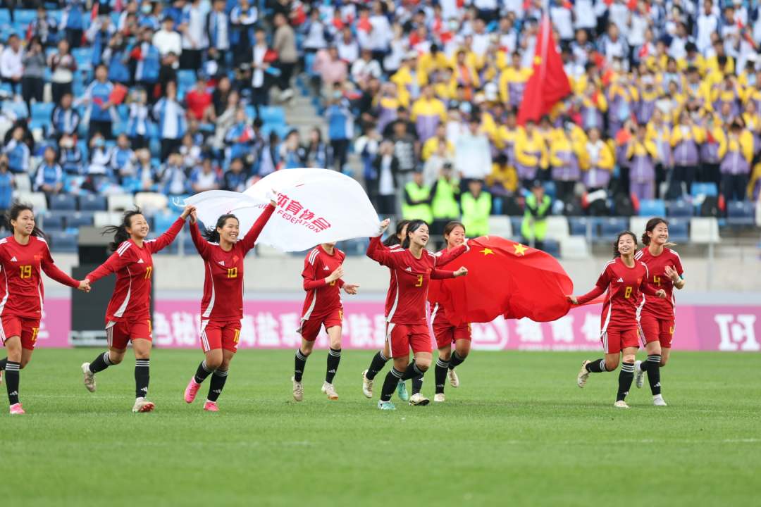 世界女子足球锦标赛上演激烈对抗,胜负悬念 世界女子足球锦标赛上演激烈对抗,胜负悬念