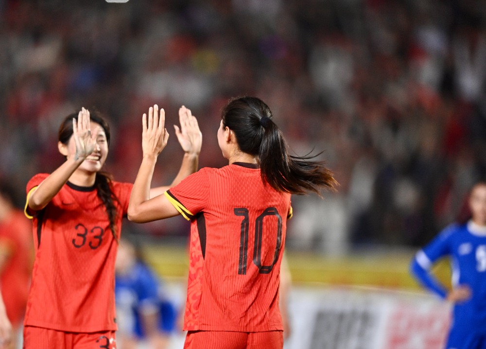 世界女子足球锦标赛上演激烈对抗,胜负悬念 世界女子足球锦标赛上演激烈对抗,胜负悬念