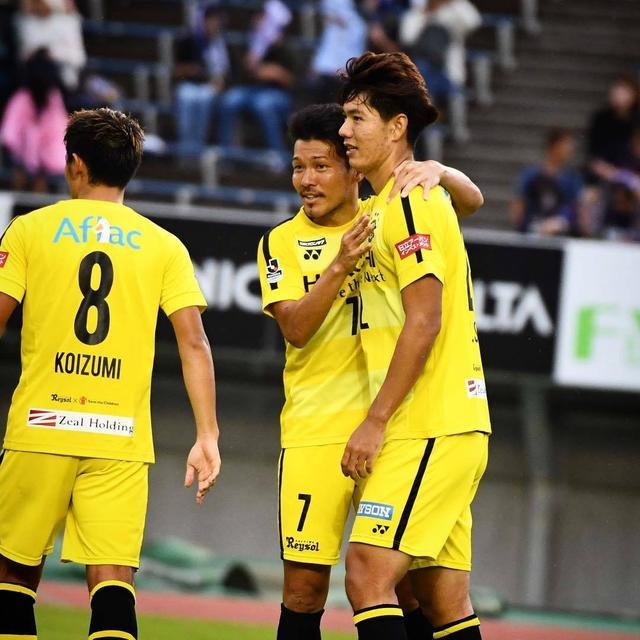 大比分胜利,球队晋级之路一帆风顺 大比分胜利,球队晋级之路一帆风顺