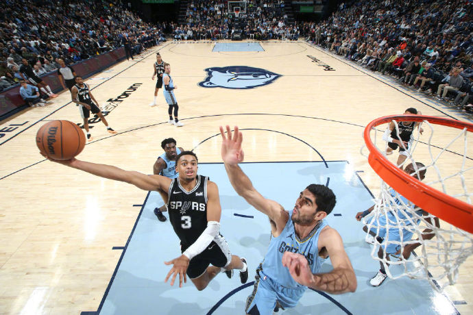 灰熊胜马刺,杰克逊表现出色 灰熊胜马刺,杰克逊表现出色