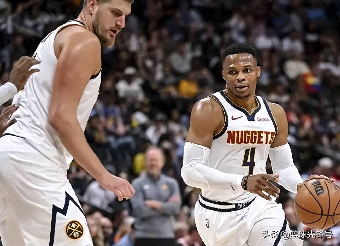 篮网大胜掘金,厄文狂砍30分送10次助攻 篮网大胜掘金,厄文狂砍30分送10次助攻