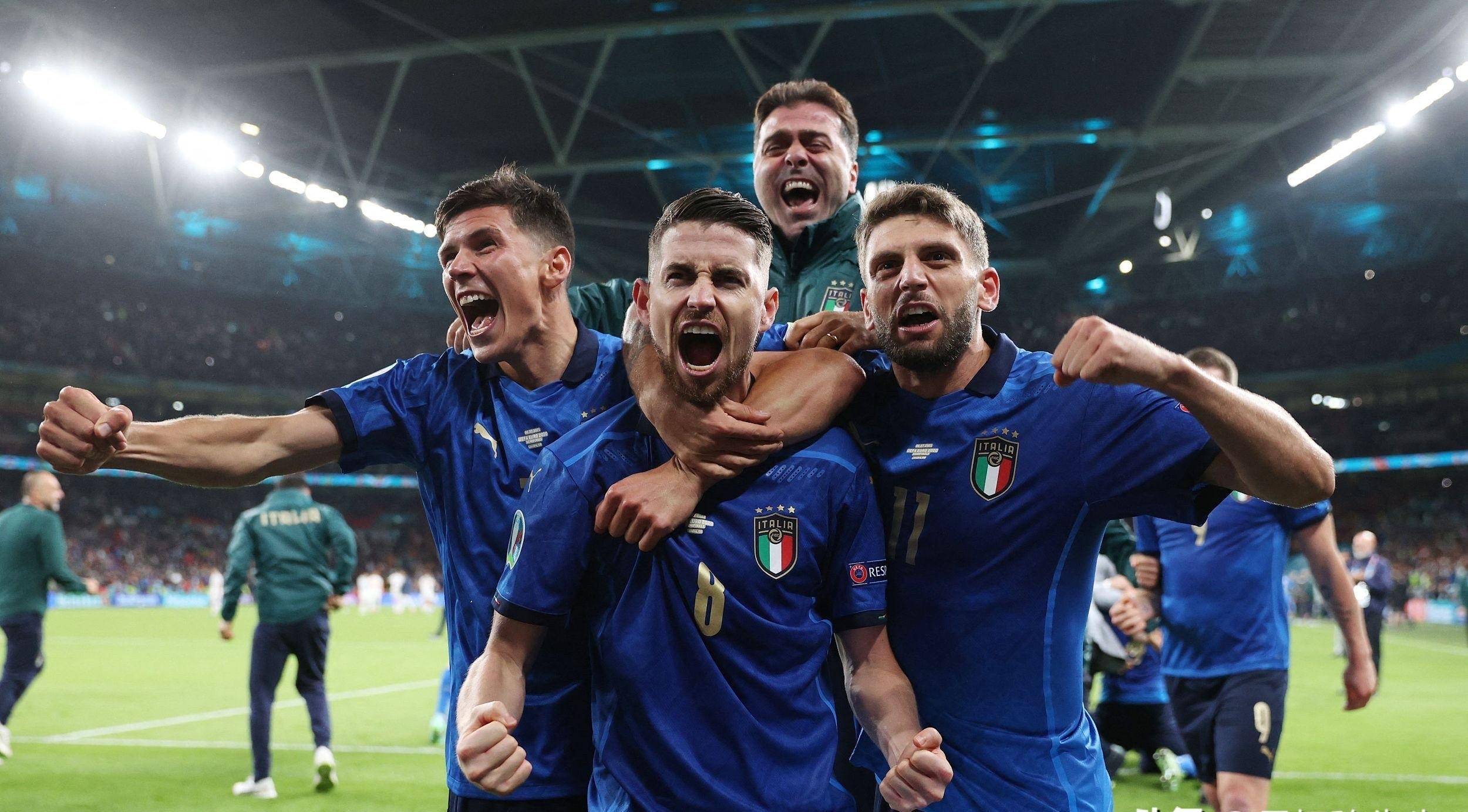 厄瓜多尔女足队员庆祝进球，激动落泪