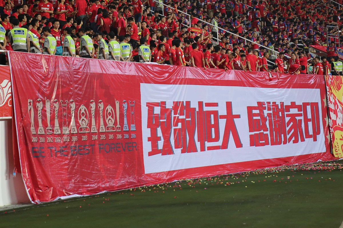 球队在场上斗志昂扬勇往直前 球队在场上斗志昂扬勇往直前