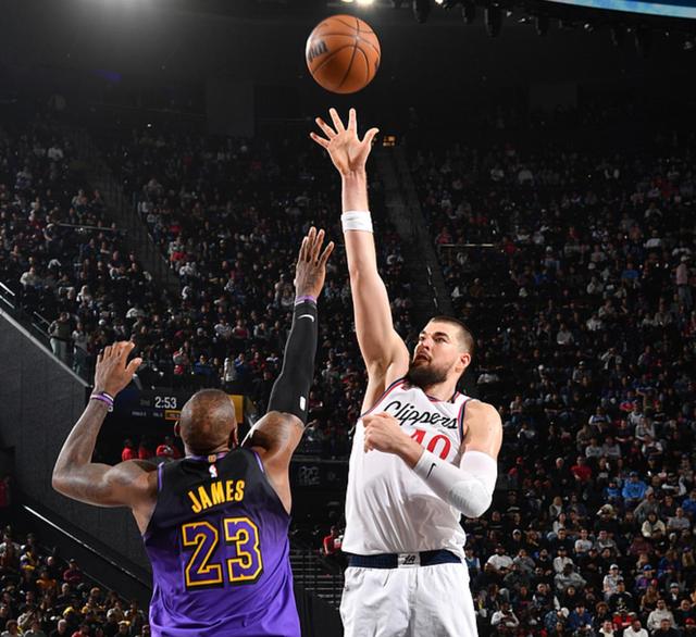 快船凭沃克出色表现,战胜湖人晋级西部决赛 快船凭沃克出色表现,战胜湖人晋级西部决赛