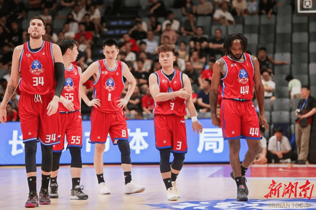 重要比赛即将上演,球迷期待强队对决 重要比赛即将上演,球迷期待强队对决