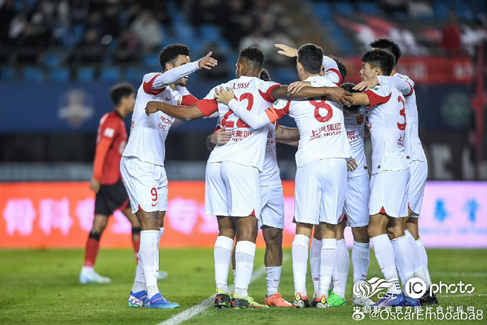 球队临场发挥出色,赢得对手尊重 球队临场发挥出色,赢得对手尊重