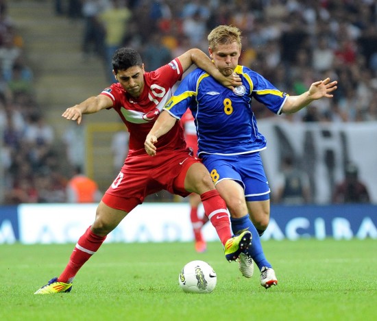 欧预赛力争上游,球员奋勇拼搏 欧预赛力争上游,球员奋勇拼搏