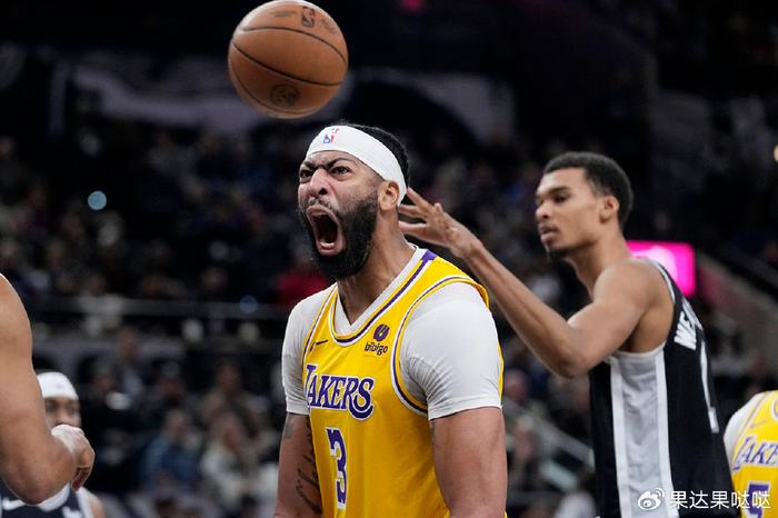 马刺稳扎稳打,成功突破对手防线 马刺稳扎稳打,成功突破对手防线