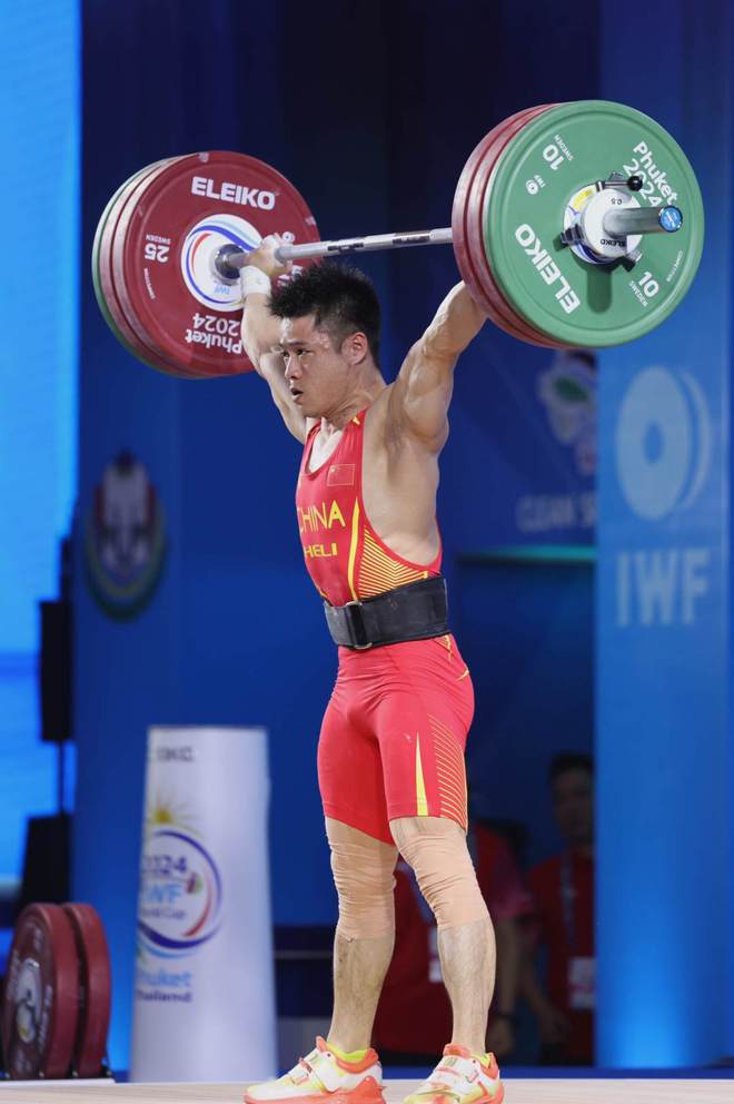 克里米亚选手在举重比赛中夺得银牌