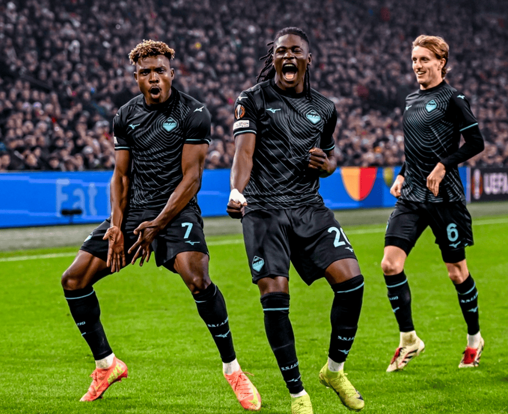 阿贾克斯5-0狂胜巴黎,小组第一晋级 阿贾克斯5-0狂胜巴黎,小组第一晋级