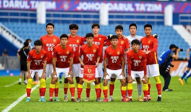 恒大球员因伤退出比赛,对球队影响巨大 恒大球员因伤退出比赛,对球队影响巨大