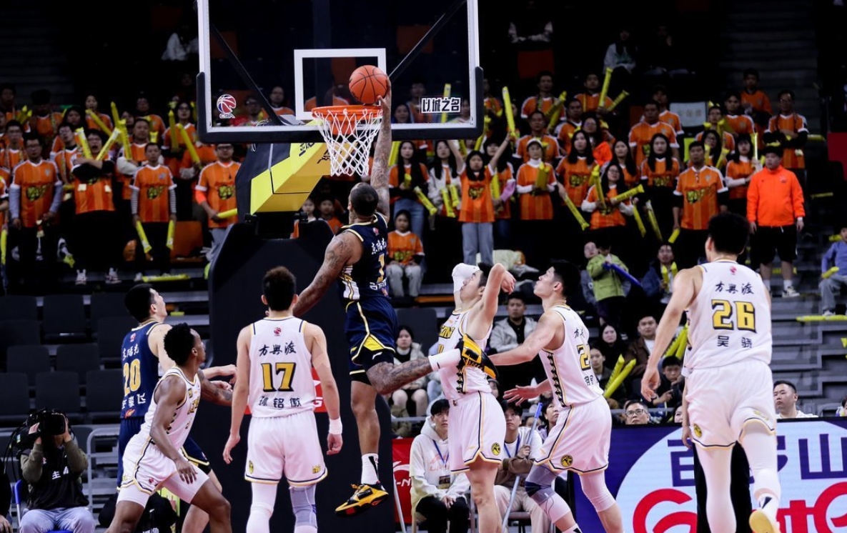 广州球队在周末比赛中演绎经典对决 广州球队在周末比赛中演绎经典对决