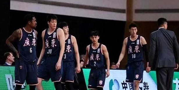 广州球队在周末比赛中演绎经典对决 广州球队在周末比赛中演绎经典对决