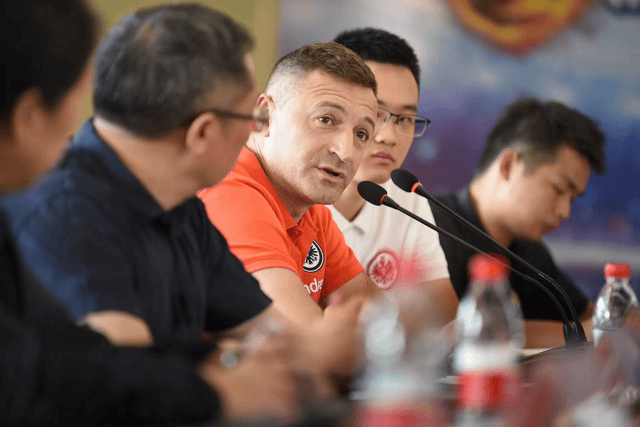 法兰克福主教练解雇,球员表现不佳 法兰克福主教练解雇,球员表现不佳