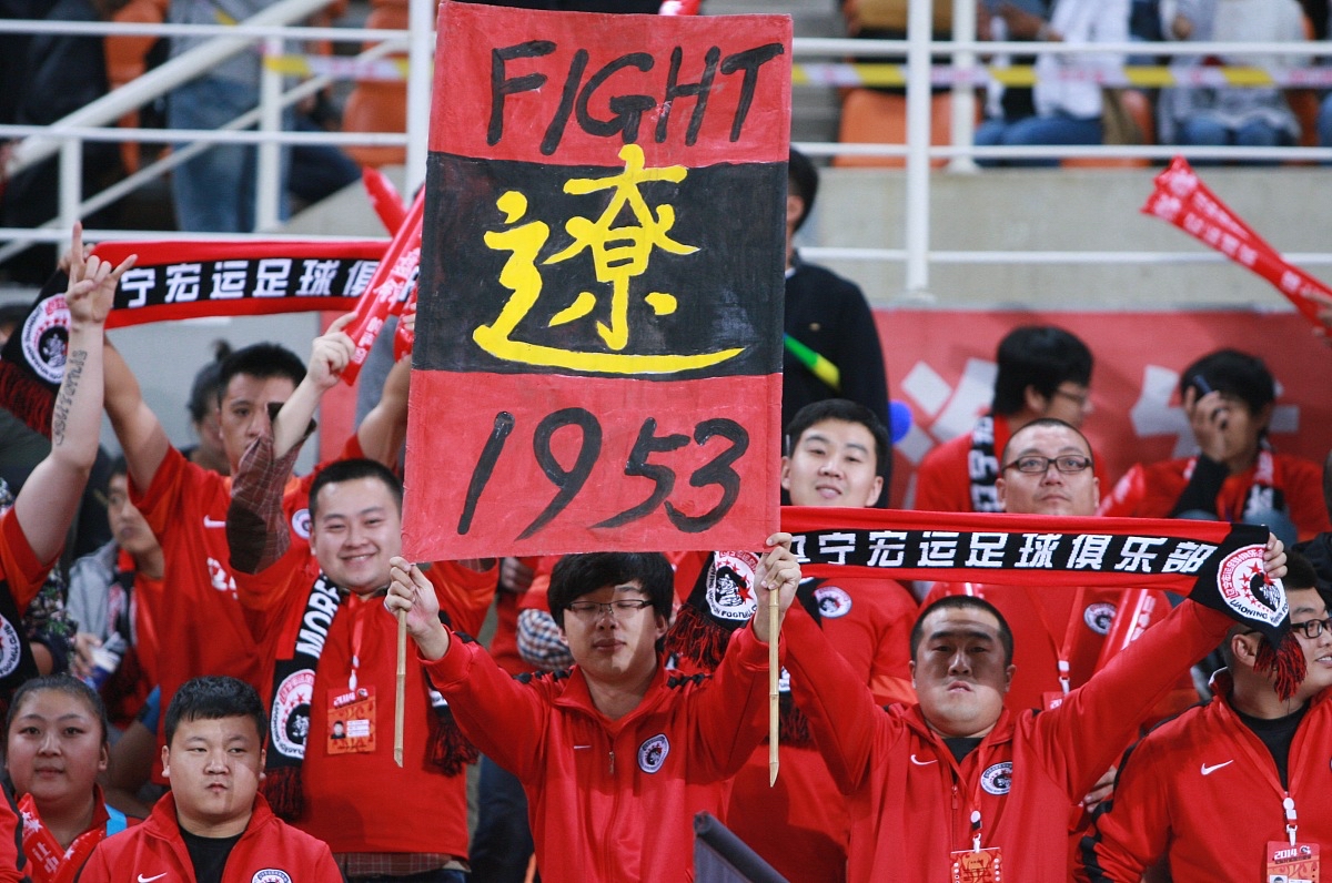 足球对决揭开战幕，球场气氛炽烈