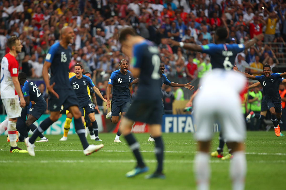 足球场上激烈对决，球队实力均衡