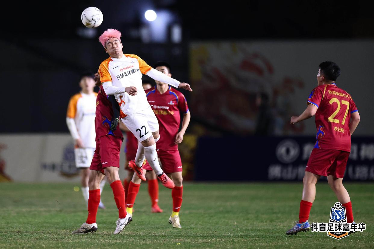 热血足球战打响,球员拼尽全力 热血足球战打响,球员拼尽全力