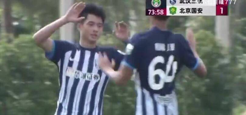 比赛的进程异常激动人心,球迷们心情沸腾不已 比赛的进程异常激动人心,球迷们心情沸腾不已