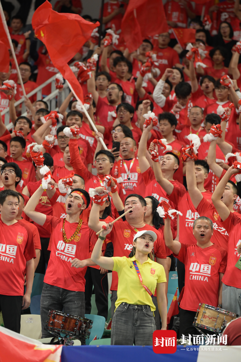 比赛的进程异常激动人心,球迷们心情沸腾不已 比赛的进程异常激动人心,球迷们心情沸腾不已