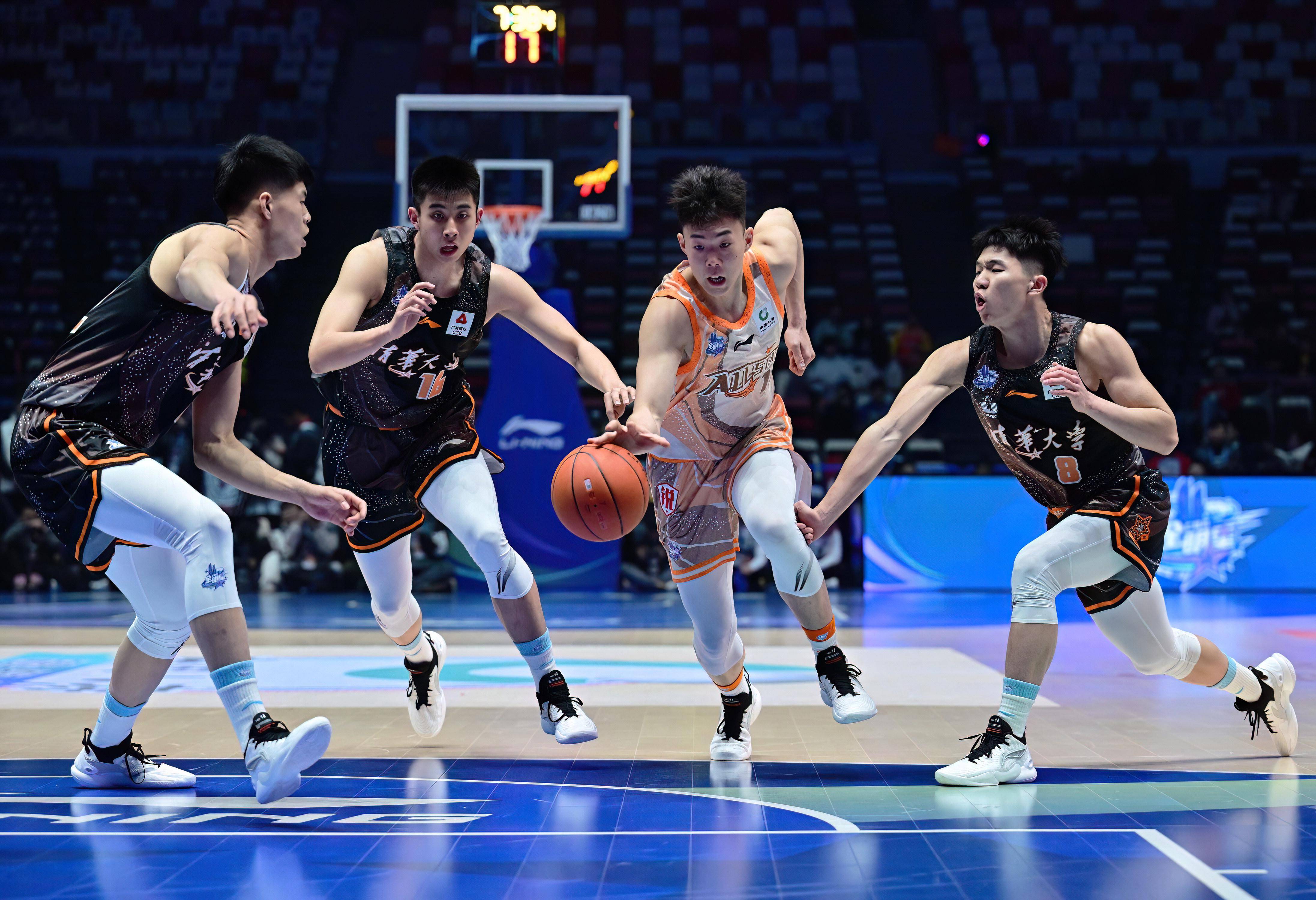 球员训练备战近期国内篮球盛事,锻炼实力! 球员训练备战近期国内篮球盛事,锻炼实力!