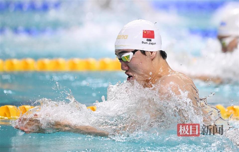 日本游泳选手创下新纪录，获得冠军