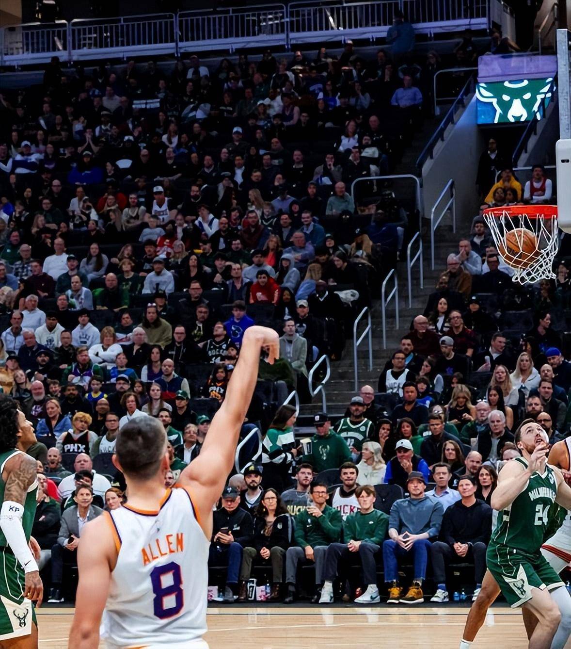 雄鹿中锋连续砍分,带领球队取得胜利 雄鹿中锋连续砍分,带领球队取得胜利