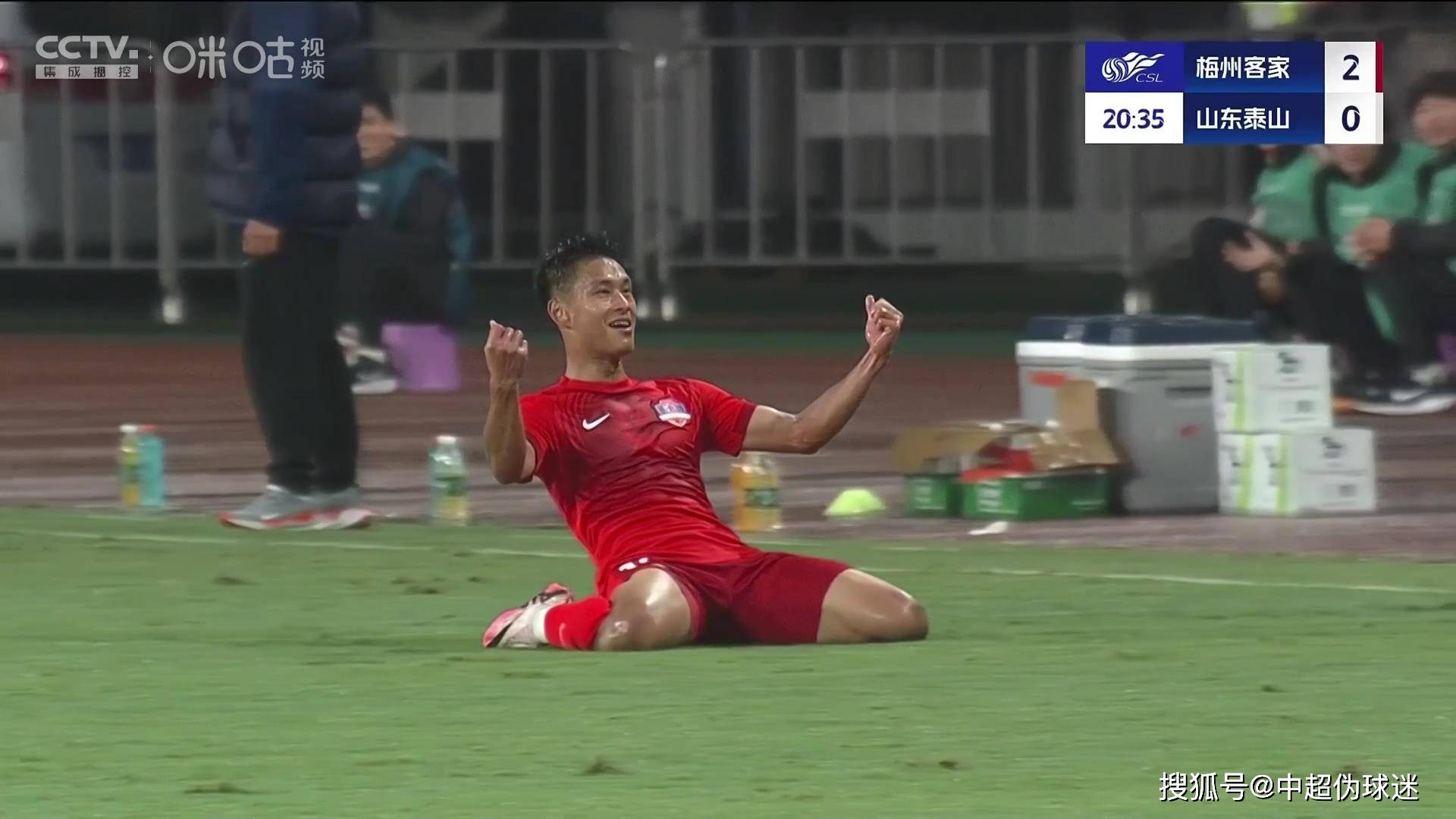 中超球队前锋连续破门,蝉联本赛季射手榜之首 中超球队前锋连续破门,蝉联本赛季射手榜之首