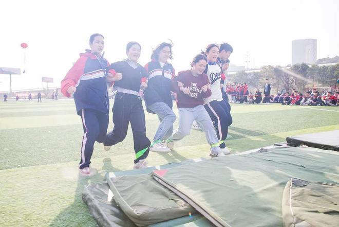 姆迪尔斯莫堤主场お送关键胜利，追赶前人