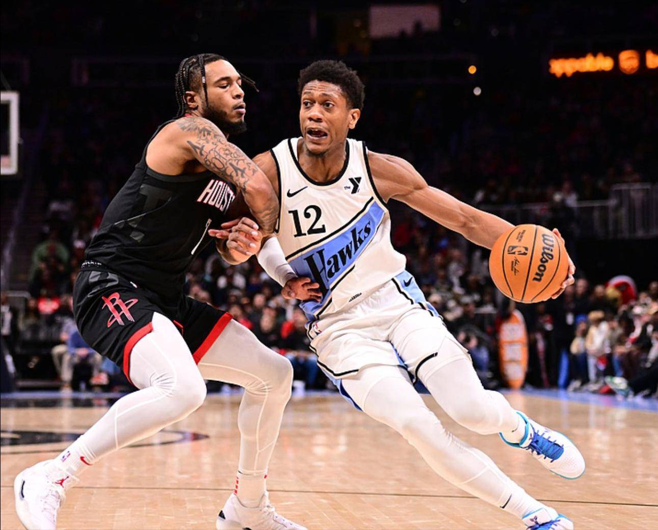 特雷杨猛犯,为球队取得关键分数 特雷杨猛犯,为球队取得关键分数