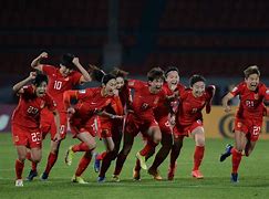 勇猛精神!女足球员在比赛中无所畏惧 勇猛精神!女足球员在比赛中无所畏惧