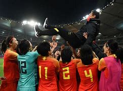 勇猛精神!女足球员在比赛中无所畏惧 勇猛精神!女足球员在比赛中无所畏惧