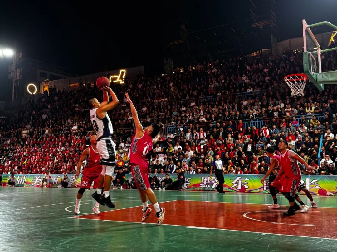 比赛中一幕幕悬念不断,丝毫不让步方显风采 比赛中一幕幕悬念不断,丝毫不让步方显风采