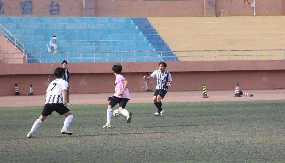 比赛中一幕幕悬念不断,丝毫不让步方显风采 比赛中一幕幕悬念不断,丝毫不让步方显风采