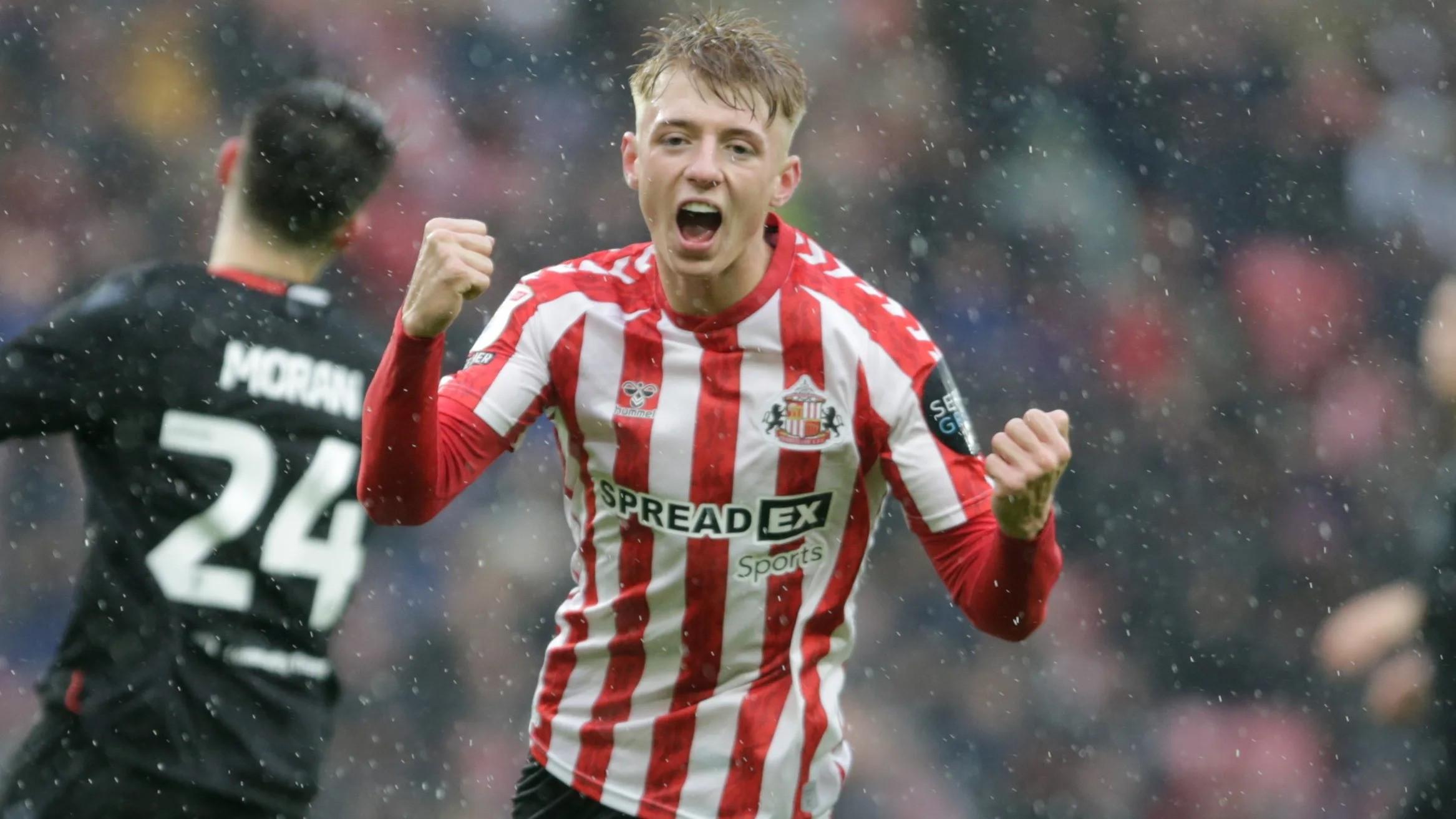 桑德兰中场球员突破封堵，展现出色技术