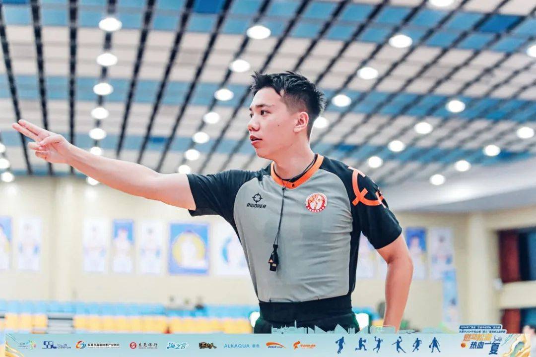 公正裁判引领比赛!球员奉献奔跑热情 公正裁判引领比赛!球员奉献奔跑热情