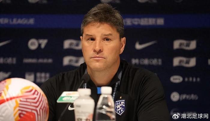 里尔主帅盖斯特顿制定新战术，效果显著