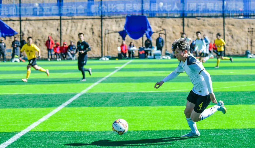 足球比赛战胜考验,球队兢兢业业奋战斗志昂扬 足球比赛战胜考验,球队兢兢业业奋战斗志昂扬