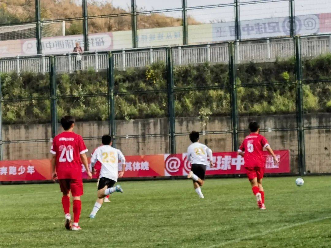 满场奔跑，球队战胜对手