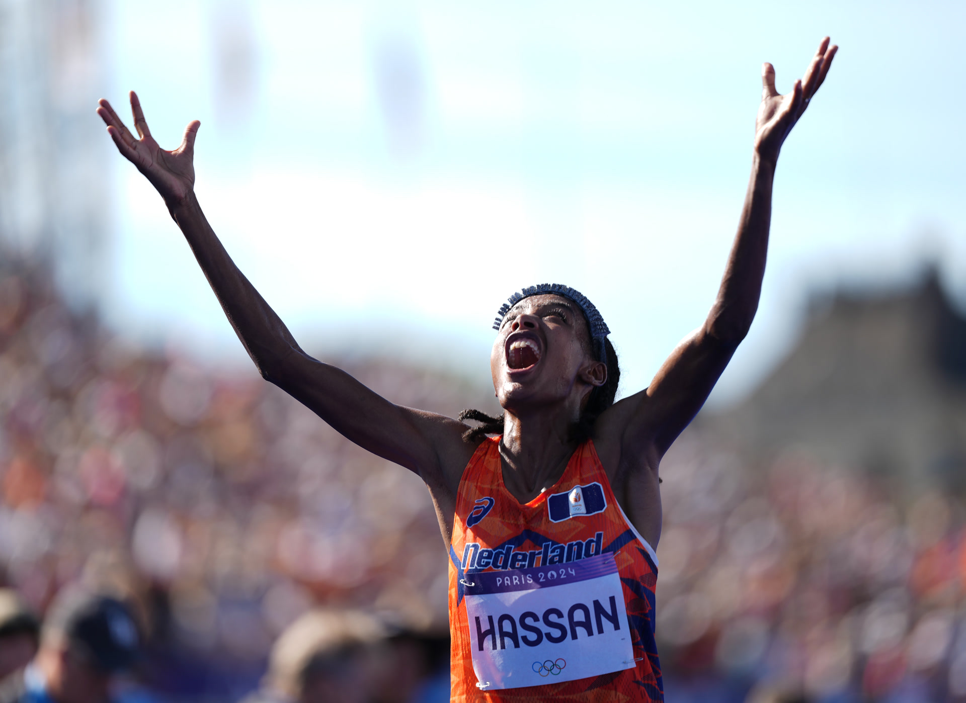 满场奔跑，球队战胜对手