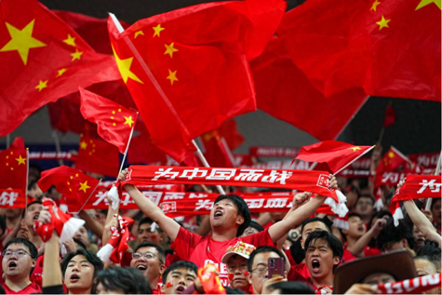 克罗托内球迷热情助威，为球队加油助威