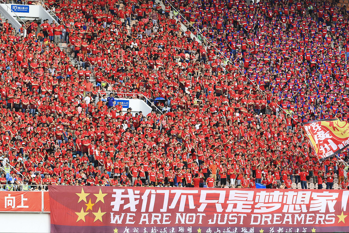 克罗托内球迷热情助威，为球队加油助威