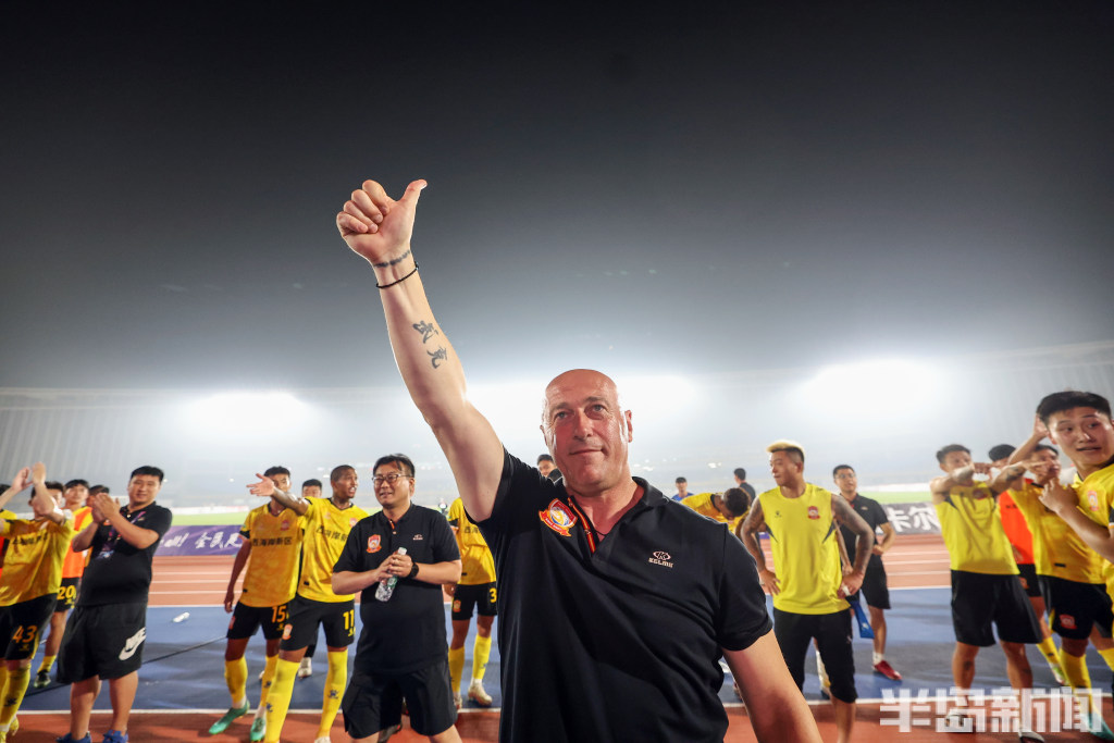 广西队严防丢分,球员拼尽全力争取胜利 广西队严防丢分,球员拼尽全力争取胜利