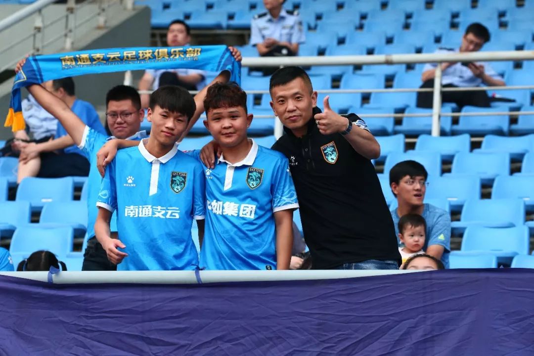 广西队严防丢分,球员拼尽全力争取胜利 广西队严防丢分,球员拼尽全力争取胜利