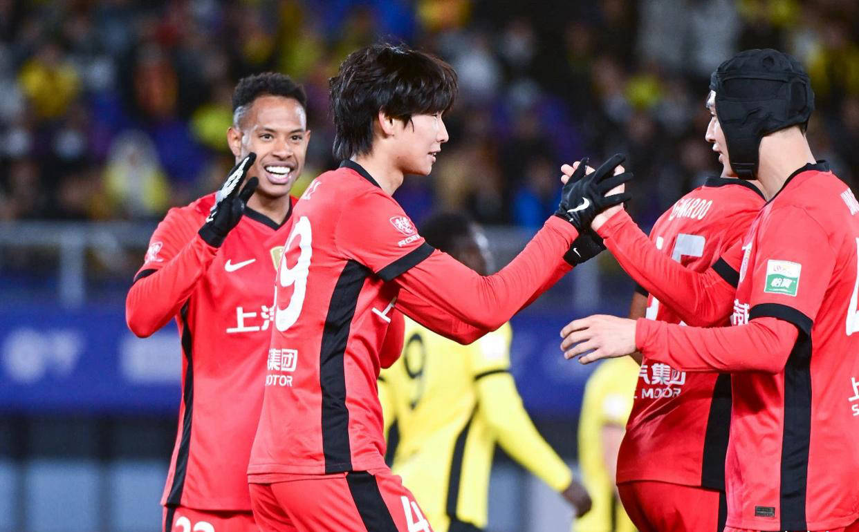 上港队全力备战,为球迷带来惊喜表现 上港队全力备战,为球迷带来惊喜表现